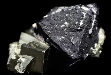 Nanoplasmoniczny efekt Purcella w ultraszybkich i wysokowydajnych scyntylatorach perowskitowych